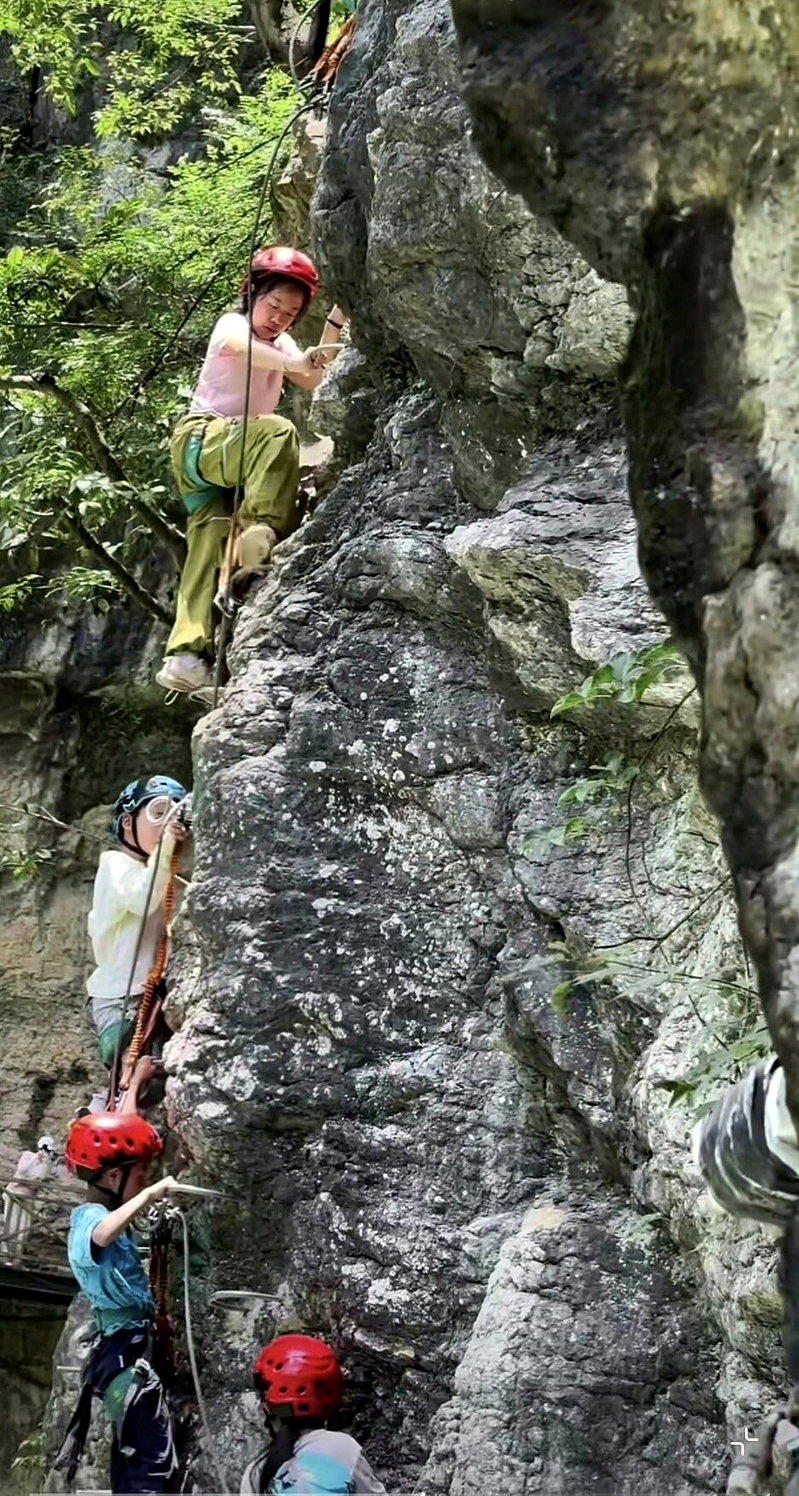 攀岩在中国属于高危险性体育项目,但部分景区受利益驱使不断放宽限制 ,儿童也能玩,...