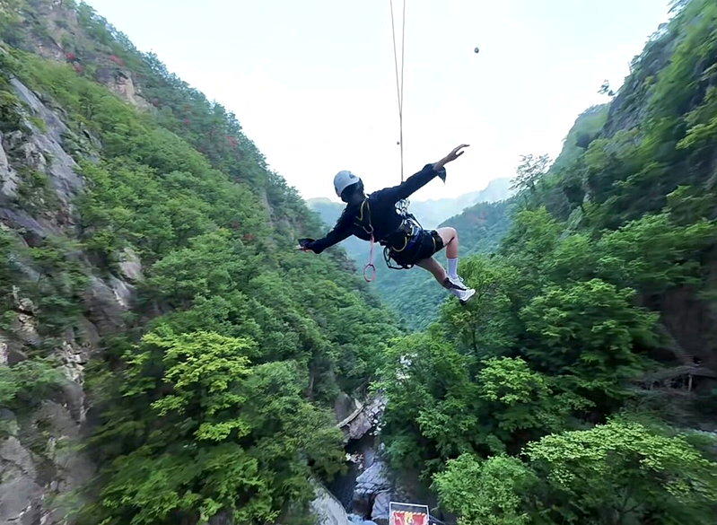 洛阳白云山景区「高空秋千」项目。(取材自微博)