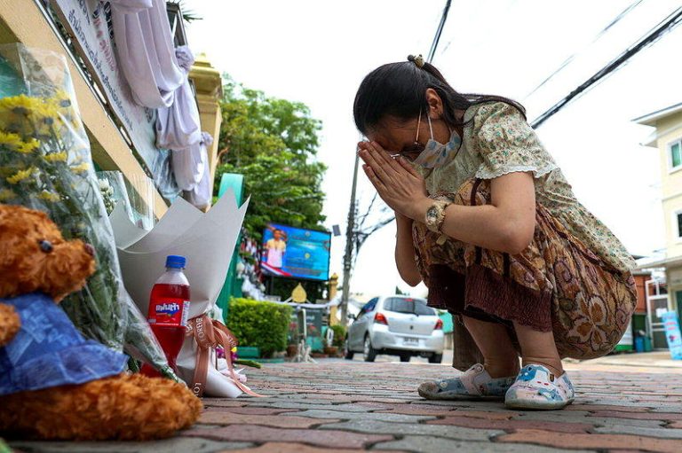民众在泰国发生枪击惨案的校园外献花悼念死者。（路透）