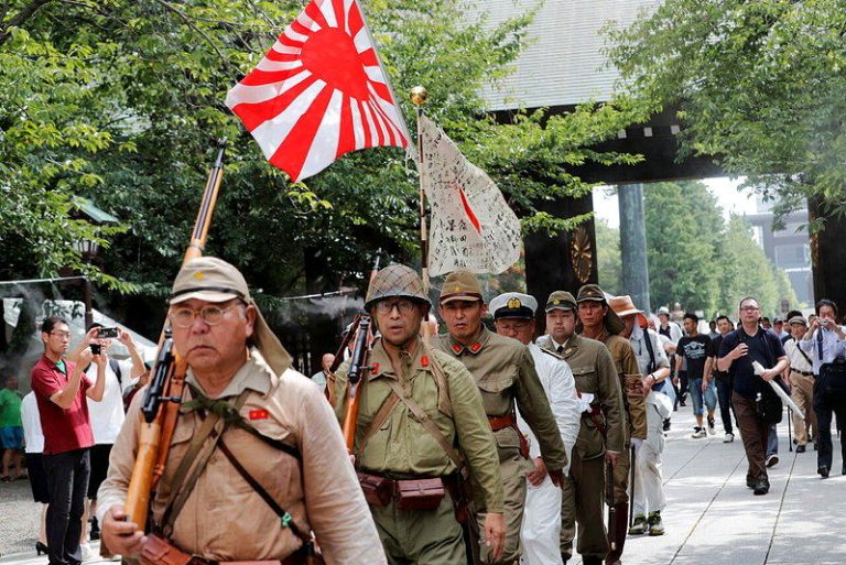 靖国神社经常有怀着历史情节的日人扮演日本皇军前往参拜。图为2019年日本战败投降...