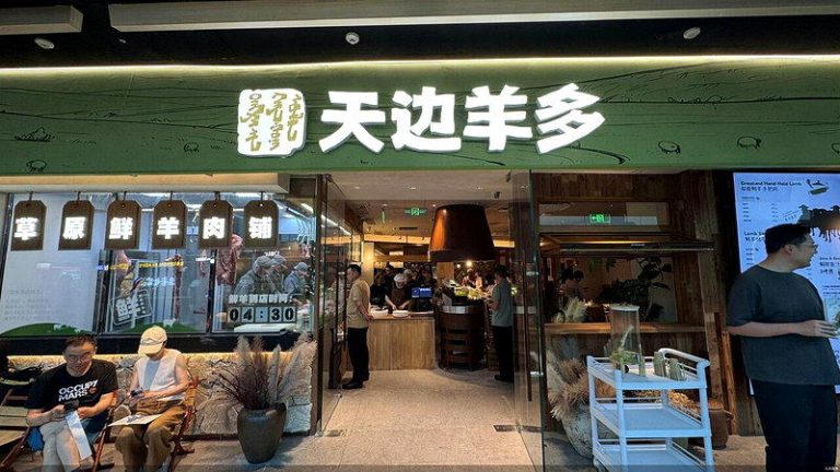 1斤羊肉180元 西贝入局鲜羊餐饮 网友:更贵了、卖情怀 西贝新品牌「天边羊多」全国首店开业。(取材自北京商报)