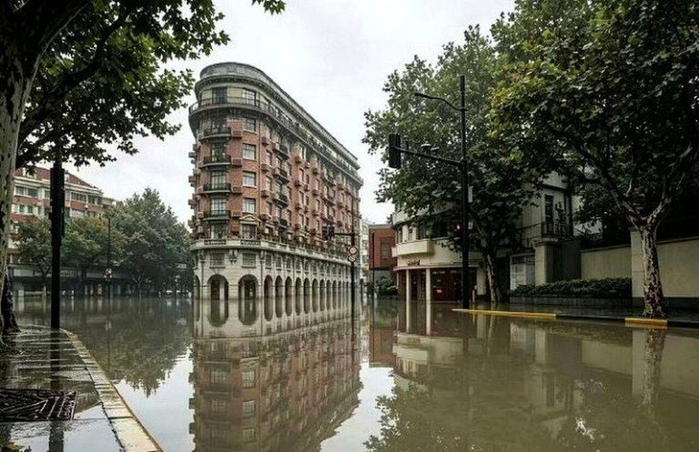 上海暴雨成「海上」 武康大楼变身巨型邮轮 拥有百年历史的城市地标武康大楼也因一场暴雨意外「变身」成巨型邮轮。(取材自微博)