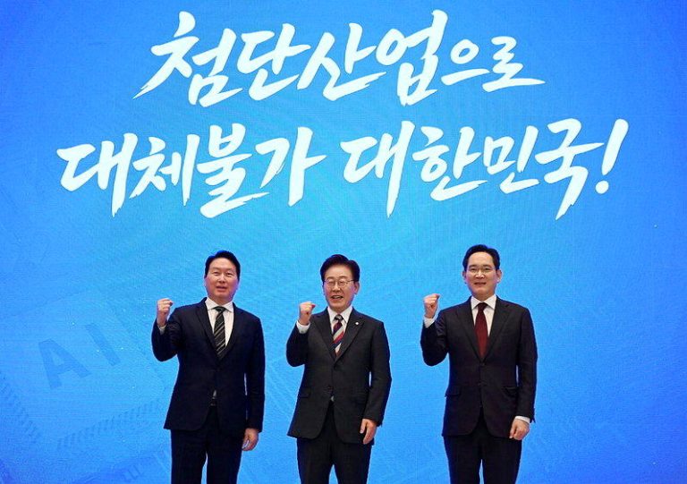 李在明（中）6月底宣布「三大跃进计划」和三星电子和SK集团会长合影。（欧新社）