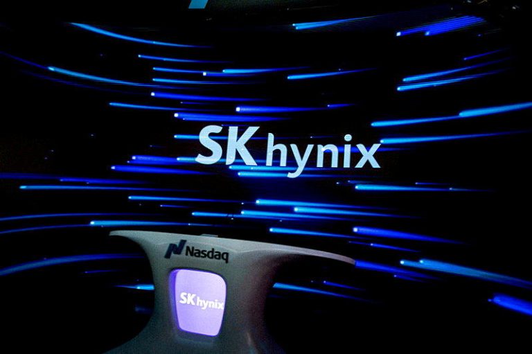 三星、SK海力士盘中狂飙8% 传淡马锡考虑出手投资 押内存被严重低估 新加坡主权基金淡马锡考虑进场投资SK海力士与三星电子。(路透)