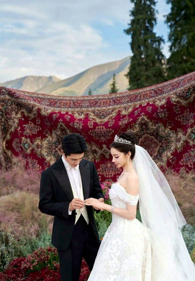 姜潮新疆骑马娶麦迪娜 婚礼巨型切糕「能换套房」 姜潮(左)和麦迪娜在新疆草原补办婚礼。(取材自微博)