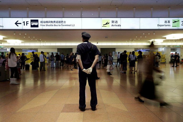 台女闯日本走私丧尸烟弹被抓 姓名长相曝光 日本一名维安人员12日在东京羽田国际机场入境大厅站岗。(欧新社)