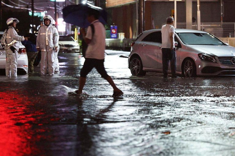 日本千叶纪录性豪雨4人路上被淹死 7000人受困成田机场 日本千叶县遭受史无前例的豪雨,官方今(14日)晨表示,县内已有4人死亡,另有1人...
