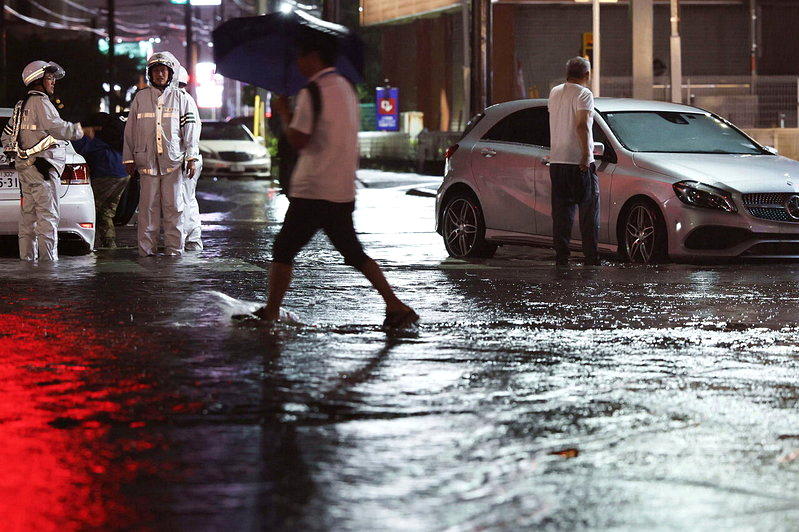 日本千叶县遭受史无前例的豪雨,官方今(14日)晨表示,县内已有4人死亡,另有1人...