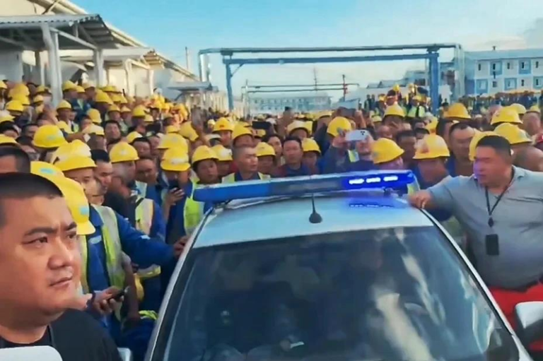中国工人在俄讨薪被捕 上千上包围警车唱国歌 结局曝光 约1000名中国工人包围拦阻警车下,俄罗斯警方最后释放了一名被捕的工人。(取材自...