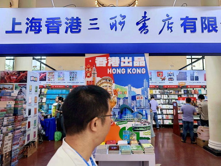 2026年上海书展 买得到台版竖排书 2026上海书展12日登场,今年中国图书进出口上海有限公司、上海香港三联书店的摊...