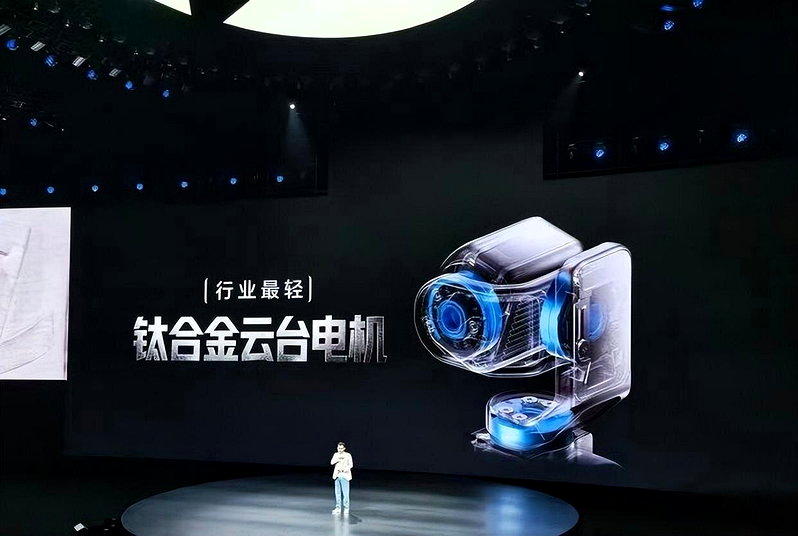 荣耀发布全球首款机器人手机Robot Phone。(取材自IT之家)