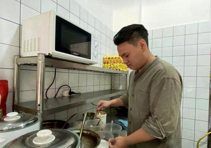 小廖在店里。(取材自红星新闻)