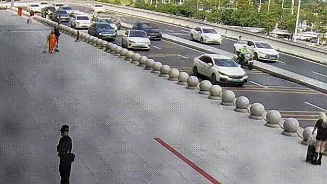 东莞警鸣笛开路 ,护送一名妇人赶高铁,见儿子最后一面。(视频截屏)