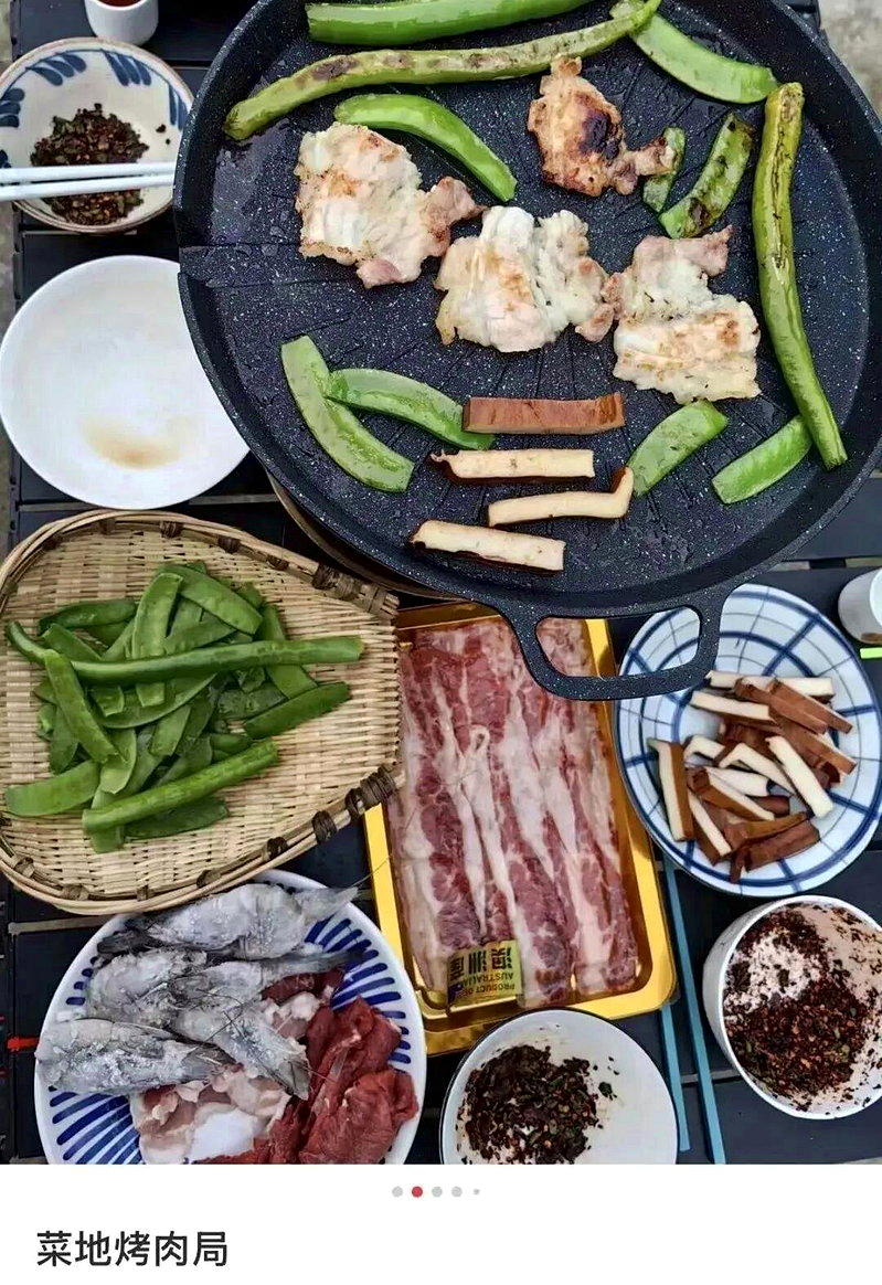 在菜园里的烤肉局。(取材自小红书)