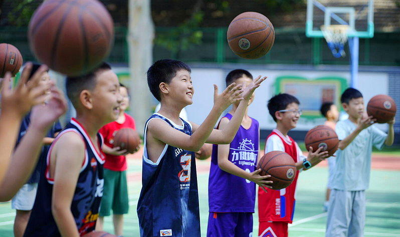 运动也是孩子学习与锻练体力的重要一环。图为小学生在河北省石家庄市东风小学参加篮球...