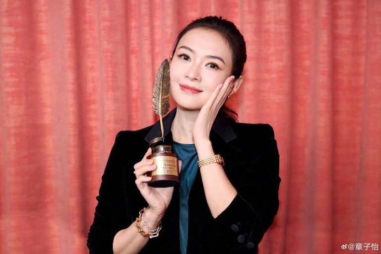 章子怡「泳装上阵」现身高级酒店 与儿女泳池戏水 章子怡。(取材自微博)