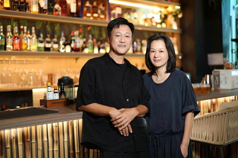 投资失利亏百万…高明骏消失多年近况曝光 妻子长相揭密 高明骏与太太鹣鲽情深,常开着露营车到处旅游。图/宇禾数字提供