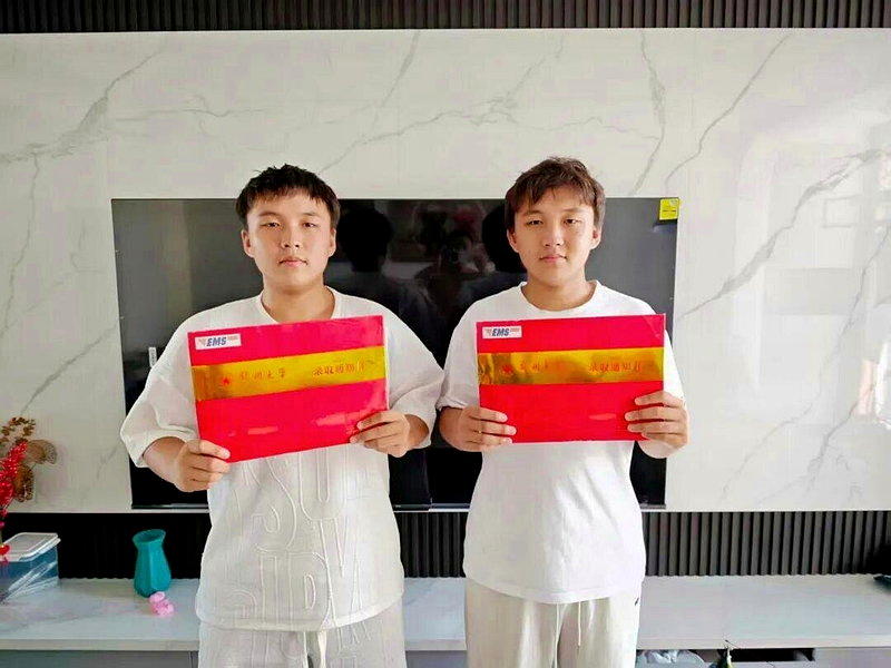哥哥陈宏吉（左）和弟弟陈宏祥（右）来自辽宁盘锦。(取材自正观新闻)