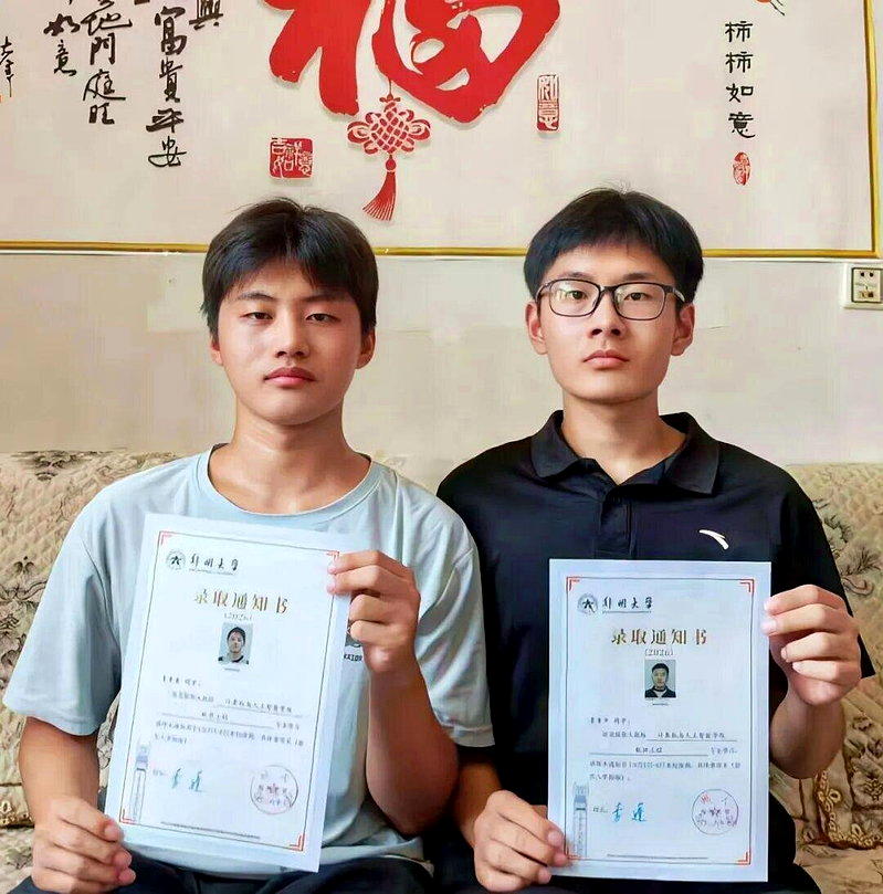 哥哥袁箦开（右）和弟弟袁箦奥（左）来自河南。(取材自正观新闻)