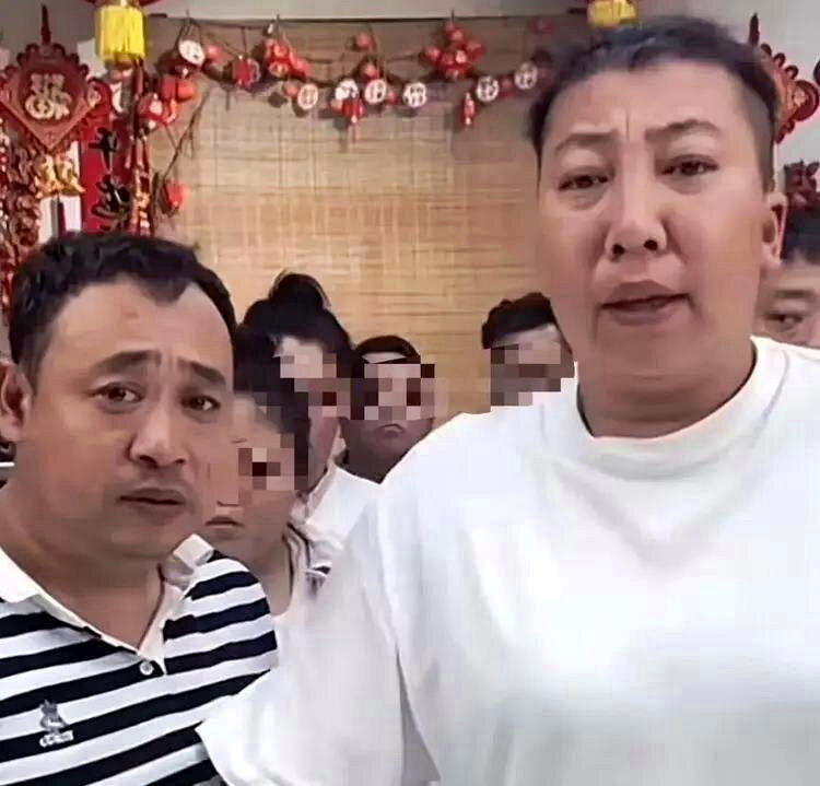 东北雨姐电商大楼拟挂牌出售,出让价3500万元,附近商户主示挂牌至少已有两月。(...