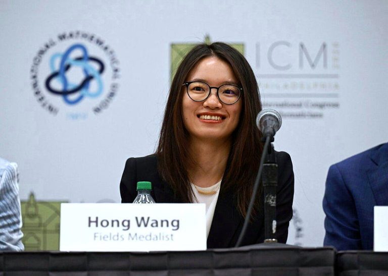 华邮:王虹在北京曾受挫 若留在中国能夺菲尔兹奖? 中国籍数学家王虹获费尔兹奖,引发中国各界对「若留在中国会拿到奖吗」等讨论。(新华...