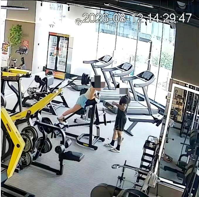 西安市曲江新区「自由尺码健身·普拉提」健身房近日爆发一起退卡纠纷。(视频截屏)