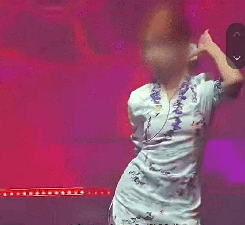 酒吧工作人员回应称,穿空姐制服跳舞是因为当天为「空姐主题」,衣服系自行网购挑选,...