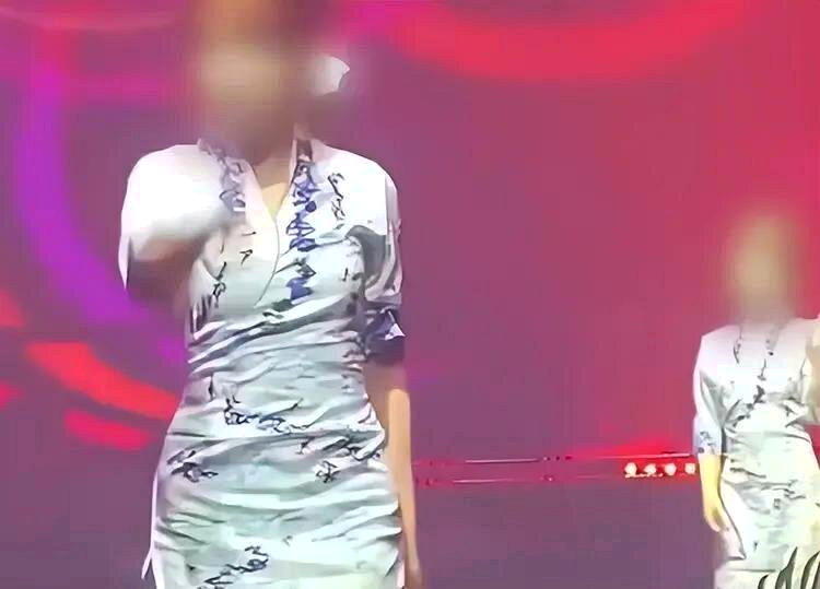 酒吧工作人员回应称,穿空姐制服跳舞是因为当天为「空姐主题」,衣服系自行网购挑选,...
