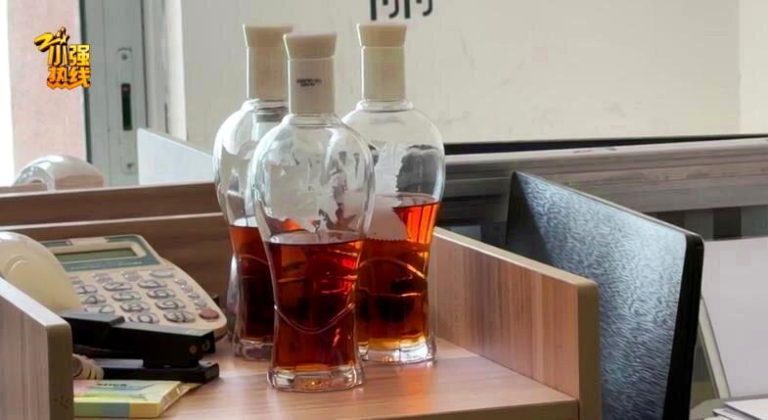 杭州女喝一口酒厂保密、测试用药酒 1周后身体出状况了 浙江杭州一女子喝了酒厂测试用保密药酒,出现问题。(取材自浙江电视台-小强热线浙江...
