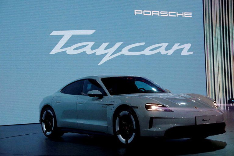 保时捷（Porsche）首款纯电动跑车Taycan。(路透)
