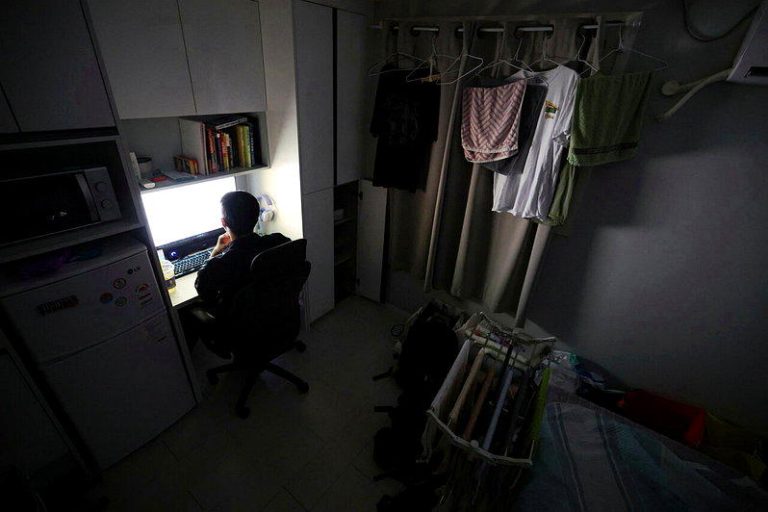南韩一位大学生兼投资人7月15日查看股票交易平台。（路透）