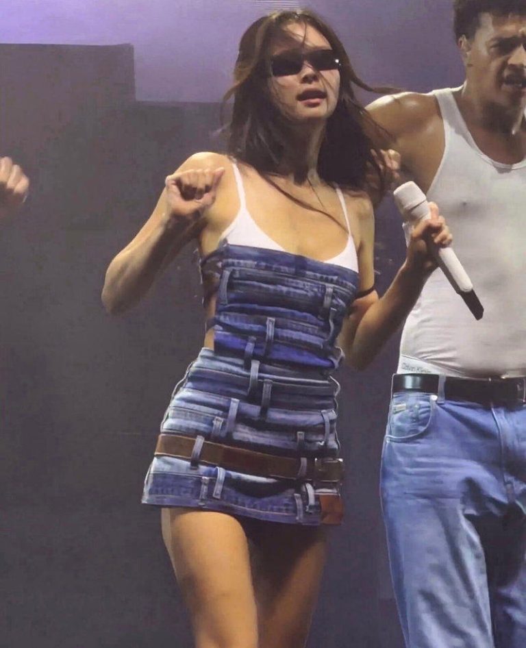 Jennie跳跃幅度过大导致衣服位移。（取材自微博）