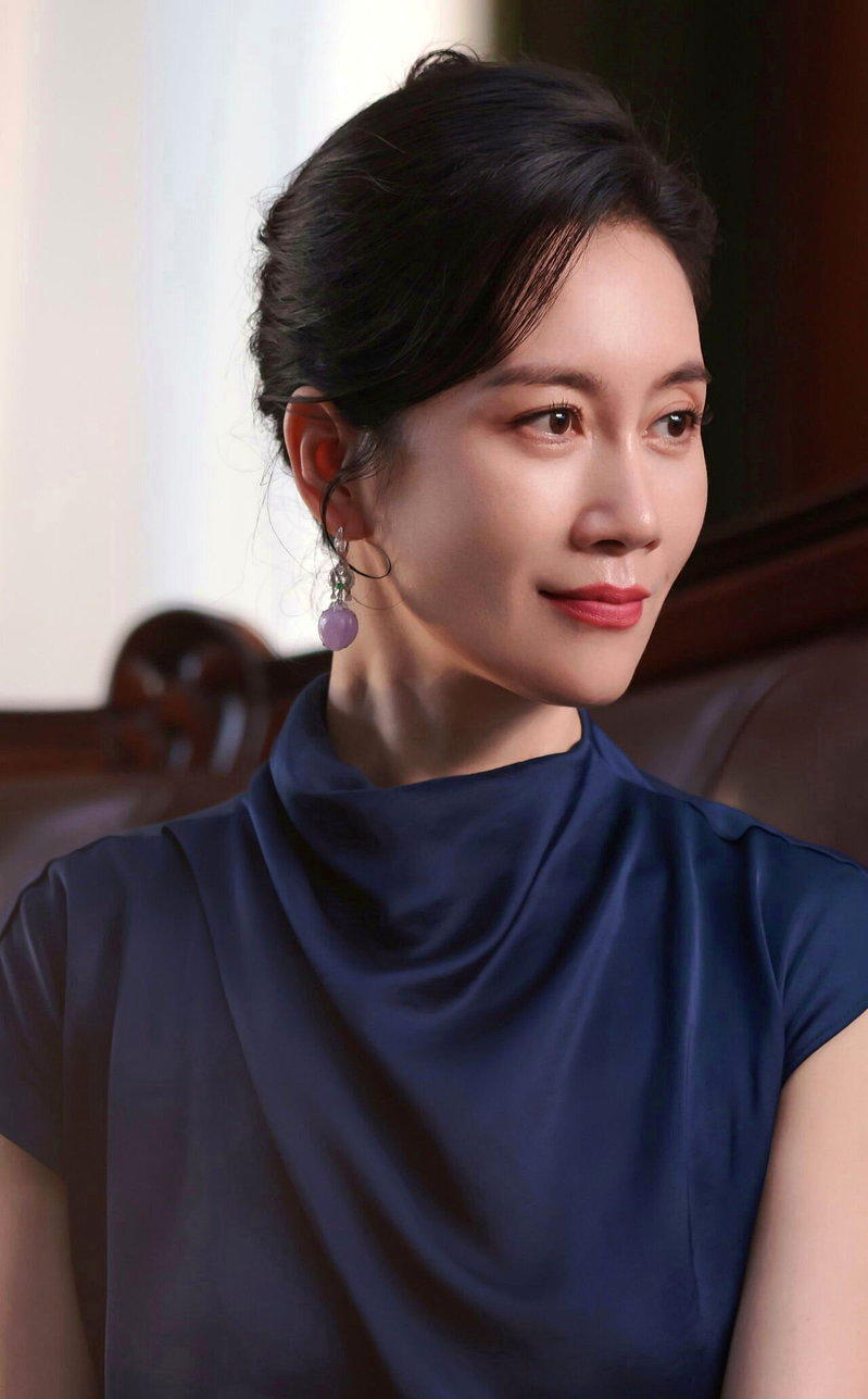 「许我耀眼」中,温峥嵘饰演赵露思精明的婆婆「于岚」。(取材自微博)
