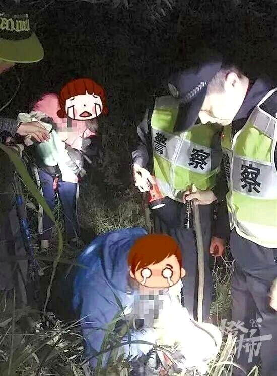 救援人员在海拔1300公尺的山上发现受困男子。(取材自都市快报)