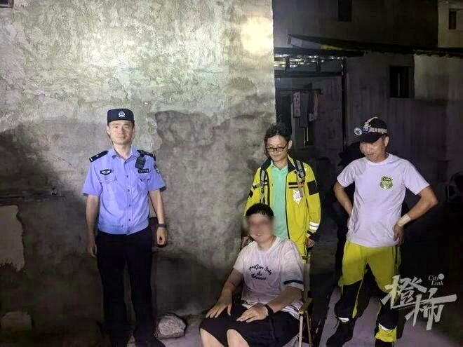 求救小伙坐在椅子上。(取材自都市快报)