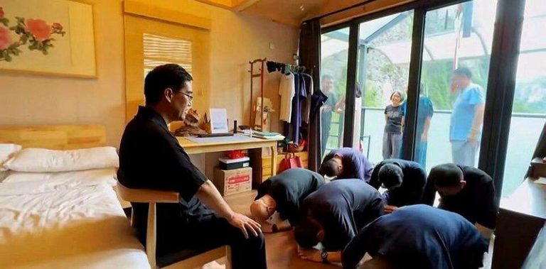 赖泽平在接受跪拜。（取材自潇湘晨报）