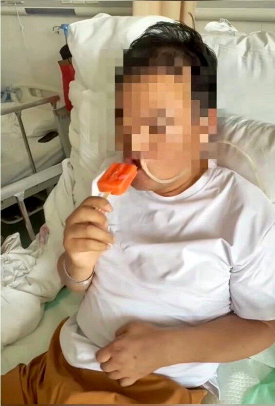 44岁男子脑梗无法进食,被一根冰棍救了。(视频截屏)