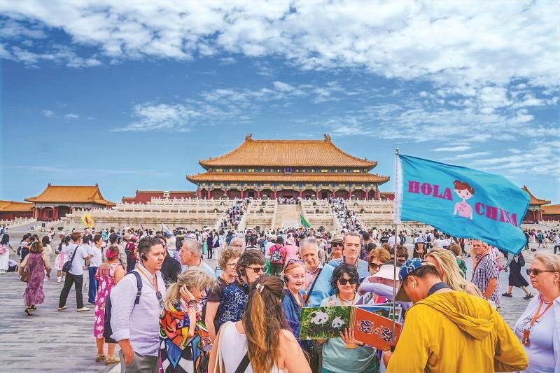 中外游客热情游览北京中轴线。(本报北京传真)