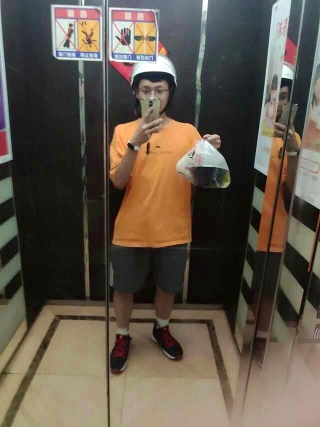 小潘送外卖中。(取材自大风新闻)