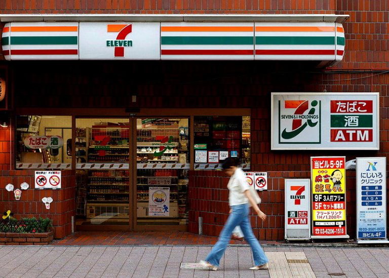 超商龙头不保?获利不如全家、Lawson 日本7-11挨批价高量少 日本超商霸主7-11近来面临客源流失危机。(路透)