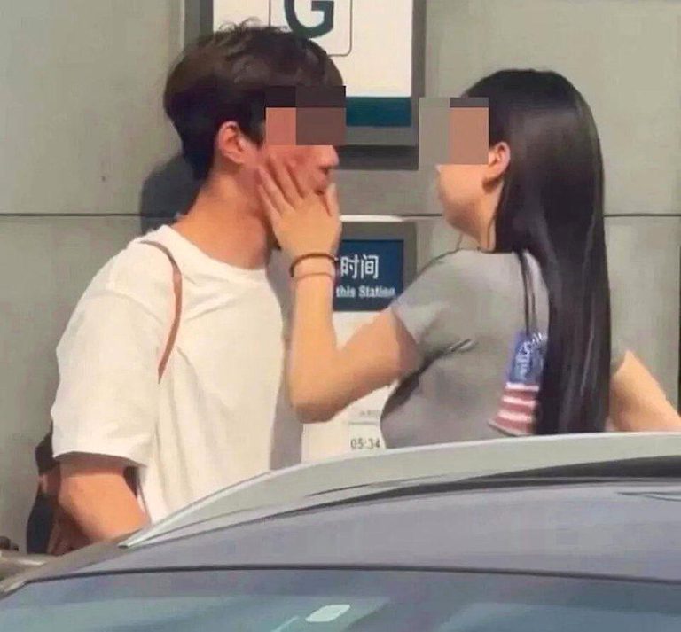 北京地铁一幕 女友连搧8巴掌 男子的脸又红又肿没还手 男子遭连续掌掴后脸颊明显红肿,但过程中并未立即出手还击。(视频截屏)