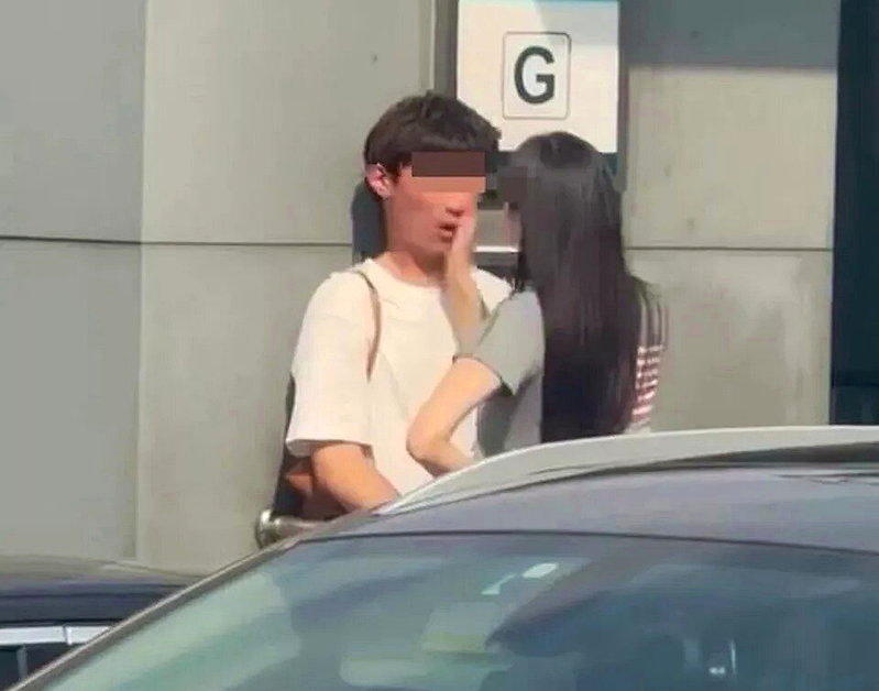 男子遭连续掌掴后脸颊明显红肿,但过程中并未立即出手还击。(视频截屏)