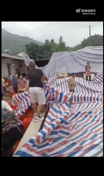 四川长宁县一村民家中举办升学宴时发生墙体倒塌,四川省长宁县应急管理局通报指出,事...