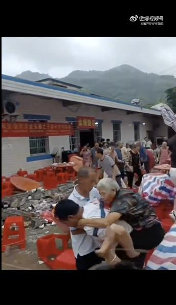 四川宜宾长宁县一名村民18日在家中院坝举办升学宴,临时搭建的雨棚因积水过多、绳索...