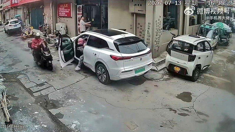 山东一名女子准备下车之际,遭电动车撞上车门,女子被撞回车内,导致头部受伤,场面相...