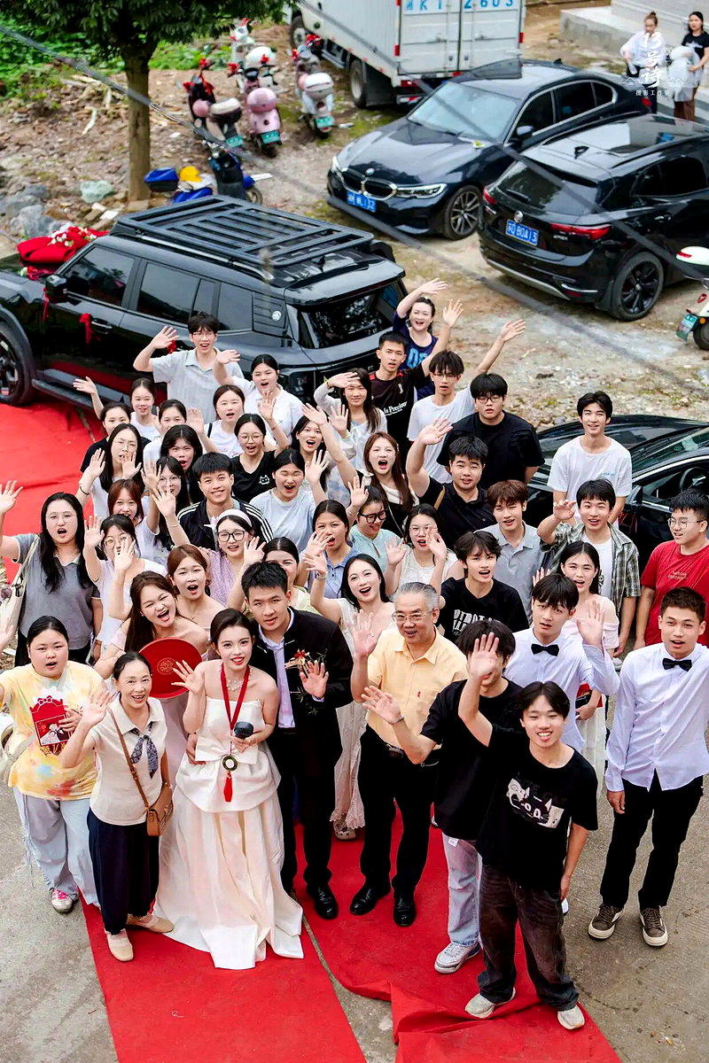 老师与学生的大合照。(取材自潇湘晨报)