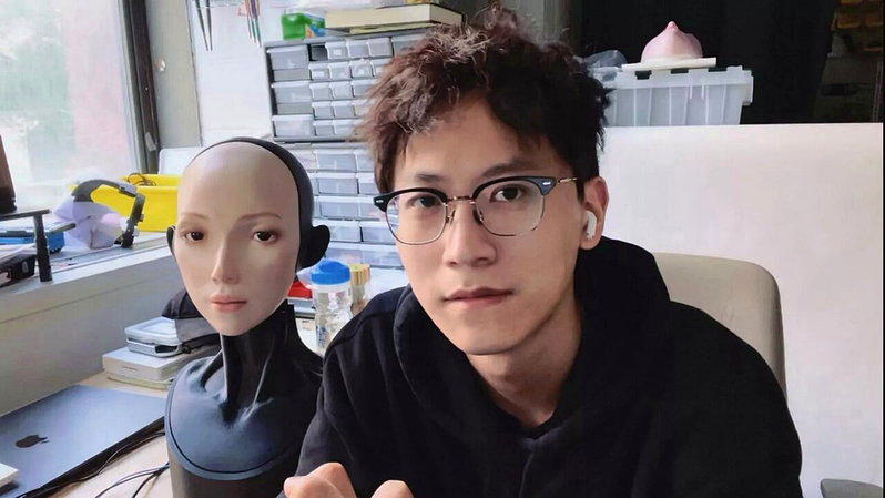 首形科技创办人胡宇航与他的桌面陪伴机器人。 (取材自首形科技)