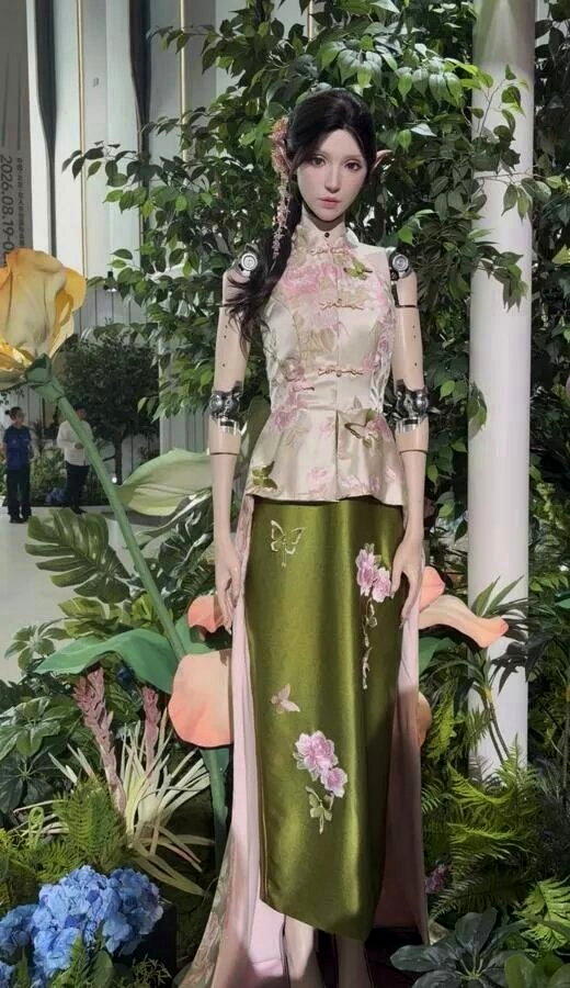 世界机器人大会现场,精灵璇身穿国风旗袍,搭配中式发饰,精致的面容加上精灵耳设计,...