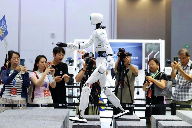 2026世界机器人大会在北京亦庄北人亦创国际会展中心开幕。图为机器人挑战复杂地形...