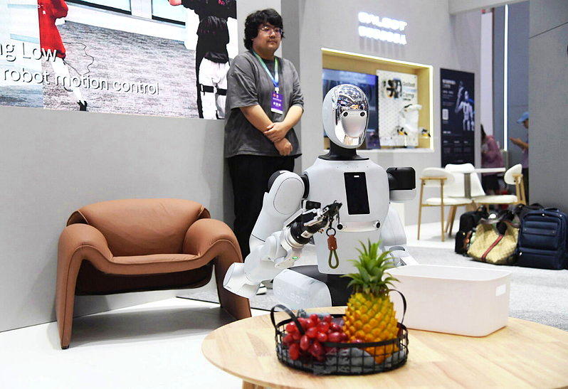 机器人在2026世界机器人大会上展示整理家务。(新华社)